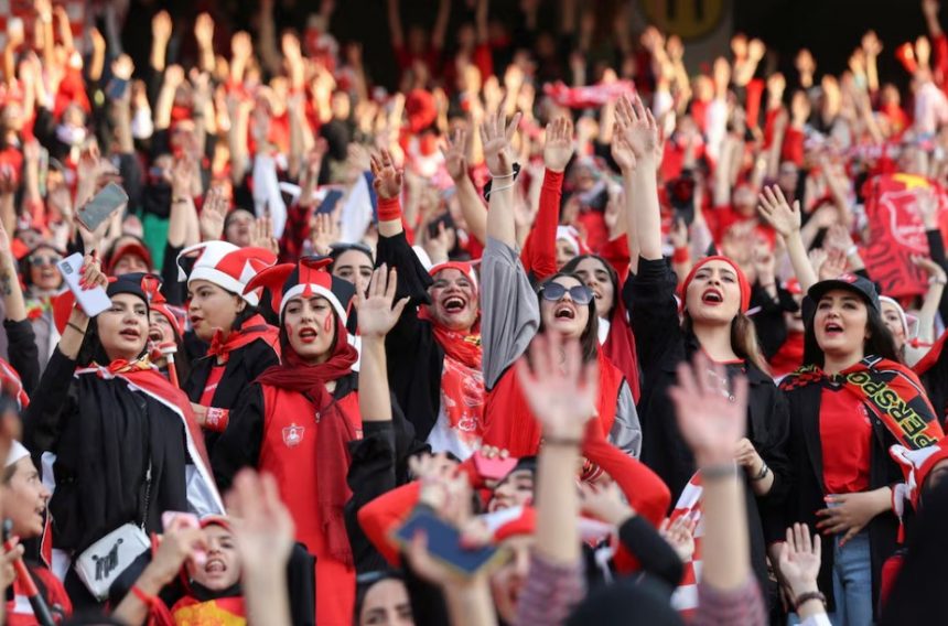 إيرانيات في مباراة لكرة القدم