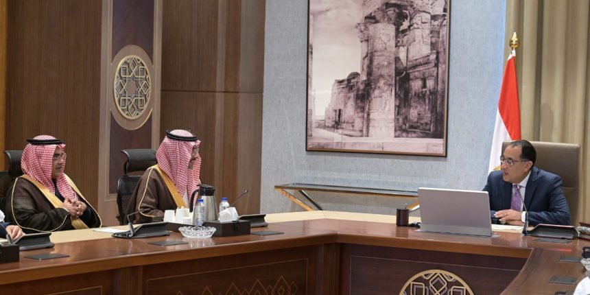 مدبولي يدعو السعودية للاستثمار في مجالات النفط والغاز والبتروكيماويات: لدينا العديد من الفرص الواعدة 1 مدبولي والجانب السعودي