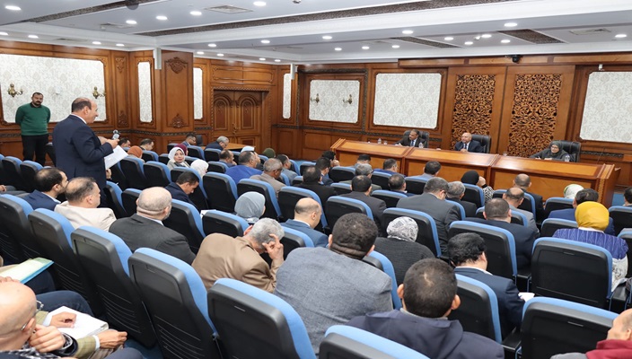 نائب رئيس مجلس الوزراء للتنمية الصناعية وزير الصناعة والنقل خلال لقائه محافظ ومستثمري الشرقية