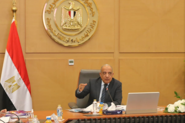 وزير الكهرباء محمود عصمت