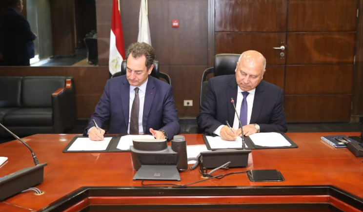 وزير النقل الفريق كامل الوزير خلال توقيع الاتفاق