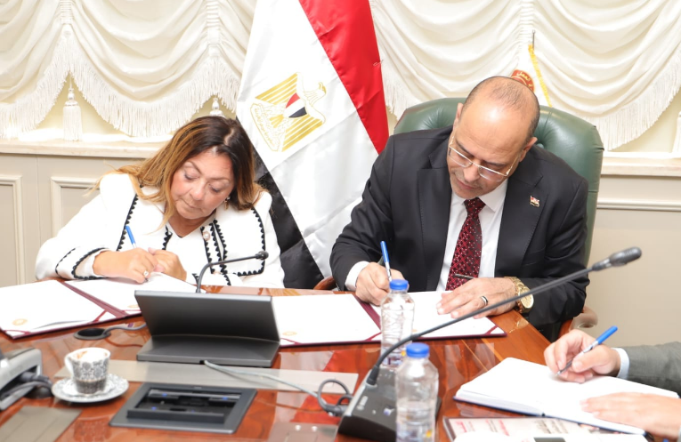 وزير العمل خلال توقيع البروتوكول