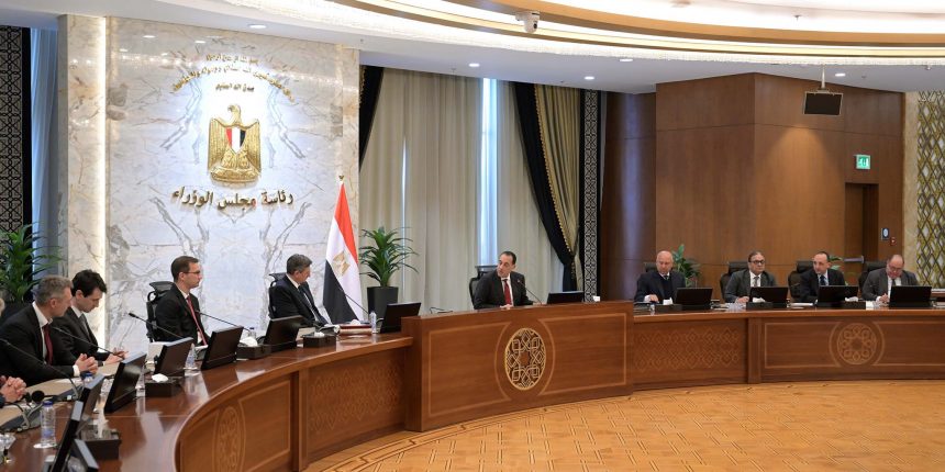 رئيس الوزراء يبحث تنفيذ مشروع للحد من حوادث السكك الحديدية بشراكة سلوفينية