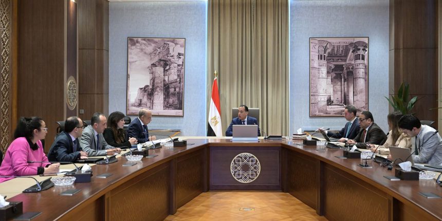 رئيس الوزراء يستعرض مع وزيري الكهرباء والاستثمار عددا من ملفات العمل المشتركة