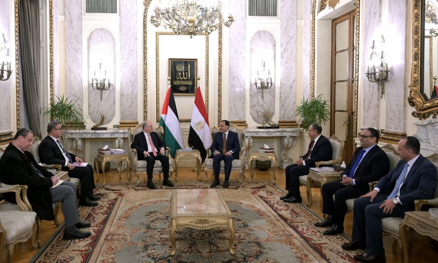 رئيس الوزراء يلتقى نظيره الفلسطيني لاستعراض ملامح خطة التعافي المبكر وإعادة إعمار غزة