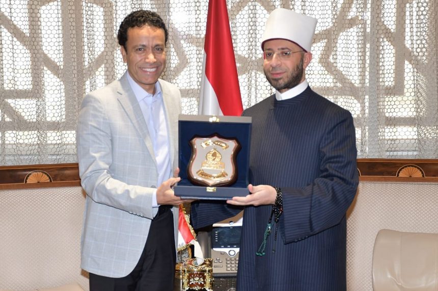 وزير الأوقاف يكرِّم الفنان القدير سامح حسي