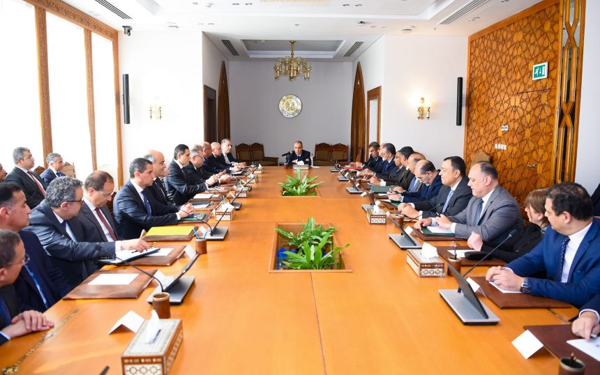 وزير الخارجية والهجرة يجتمع مع قيادات وزارة الخارجية