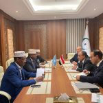 وزير الخارجية والهجرة يعقد لقاءً مع نظيره الصومالي