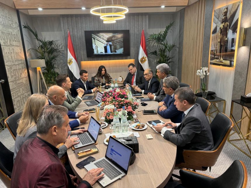 وزير السياحة يعقد عدد من اللقاءات المهنية مع مجموعة من كبار منظمي الرحلات ووكالات السياحة والسفر