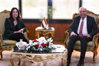 وزير الطيران المدني يبحث مع مسئولي شركة مطارات أبوظبي سُبل التعاون المشترك في مجالات البنية التحتية وتطوير المطارات المصرية