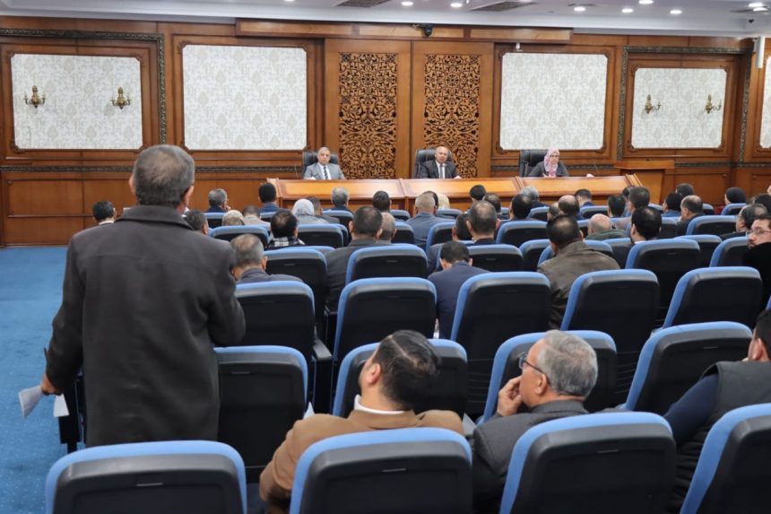 وزير النقل والصناعة خلال لقائه مستثمرين بالإسماعيلية