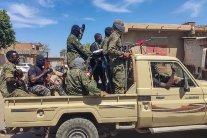 مؤيدو المقاومة الشعبية المسلحة السودانية، المؤيدة للجيش، يستقلون شاحنات في القضارف شرقي السودان