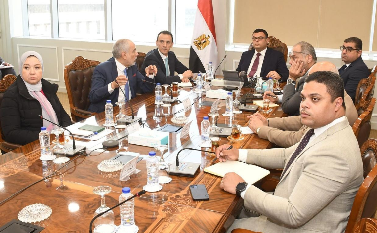 وزير الإسكان يستعرض المشروعات الخاصة بتطوير منطقة سور مجرى العيون 1 Capture 100