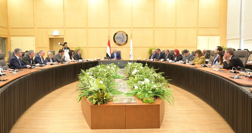 وزير الصناعة يبحث مع ممثلي 29 شركة فرنسية فرص الاستثمار بالسوق المصري 1 Capture 56