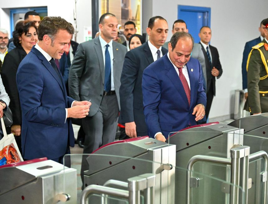 الرئيس السيسي ونظيره الفرنسي يتفقدان محطة عدلي منصور المركزية