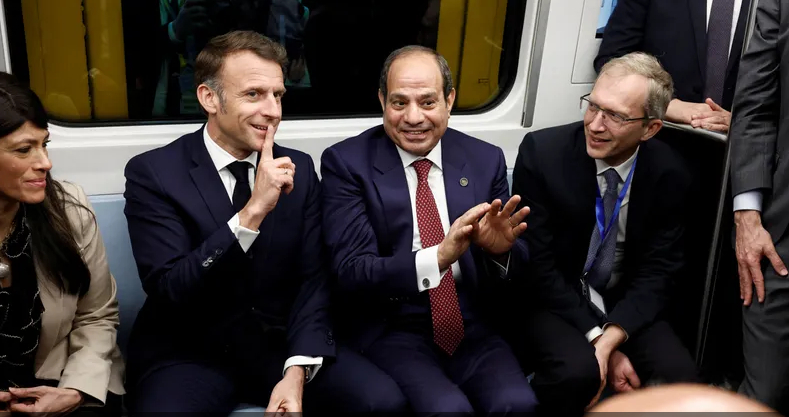 السيسي وماكرون في مترو الأنفاق
