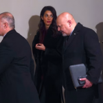 المدعي العام للمحكمة الجنائية الدولية، كريم خان، على اليمين، مع أمل كلوني