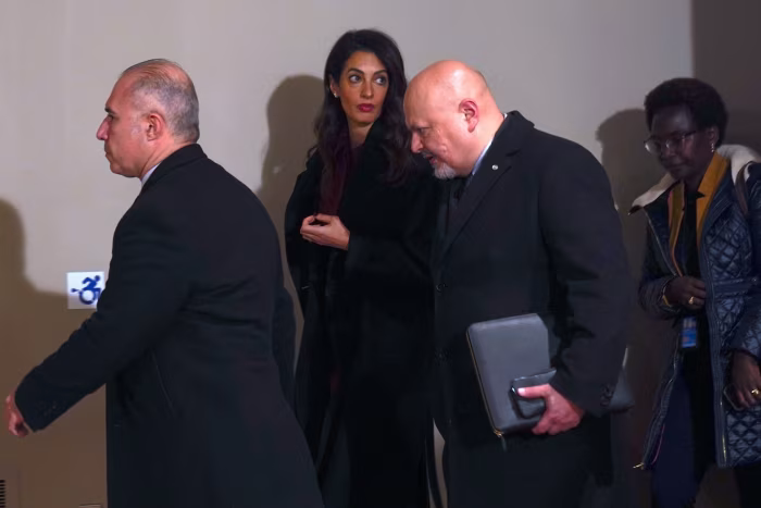 المدعي العام للمحكمة الجنائية الدولية، كريم خان، على اليمين، مع أمل كلوني