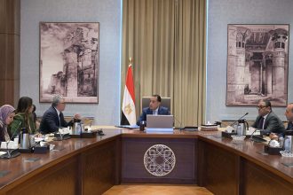 رئيس الوزراء يتابع مع رئيس الهيئة العامة للمنطقة الاقتصادية لقناة السويس
