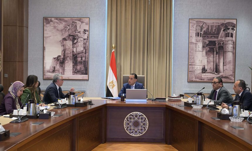 رئيس الوزراء يتابع مع رئيس الهيئة العامة للمنطقة الاقتصادية لقناة السويس