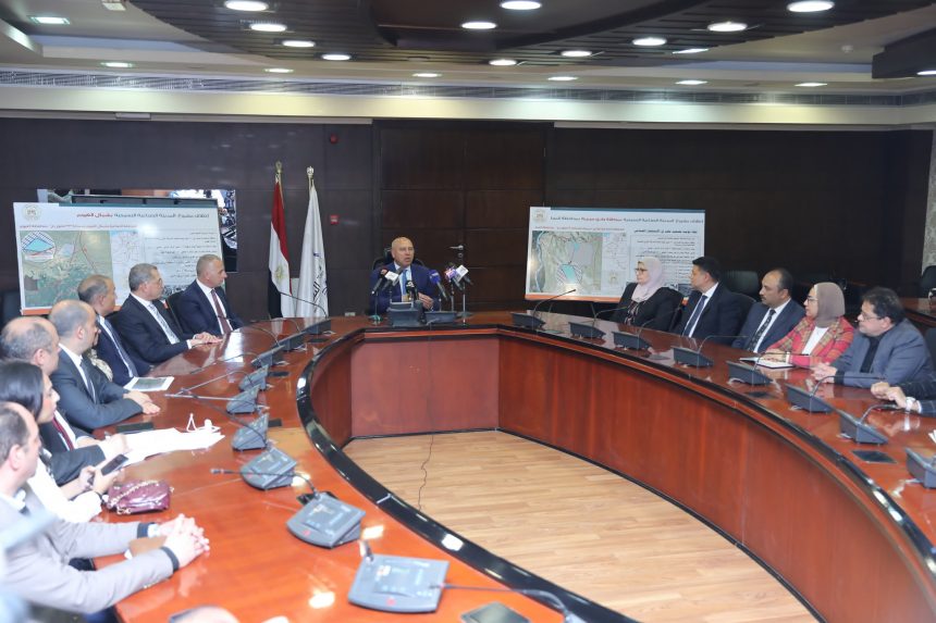 وزير الصناعة والنقل يعلن إطلاق مدينتين نسيجيتين متكاملتين
