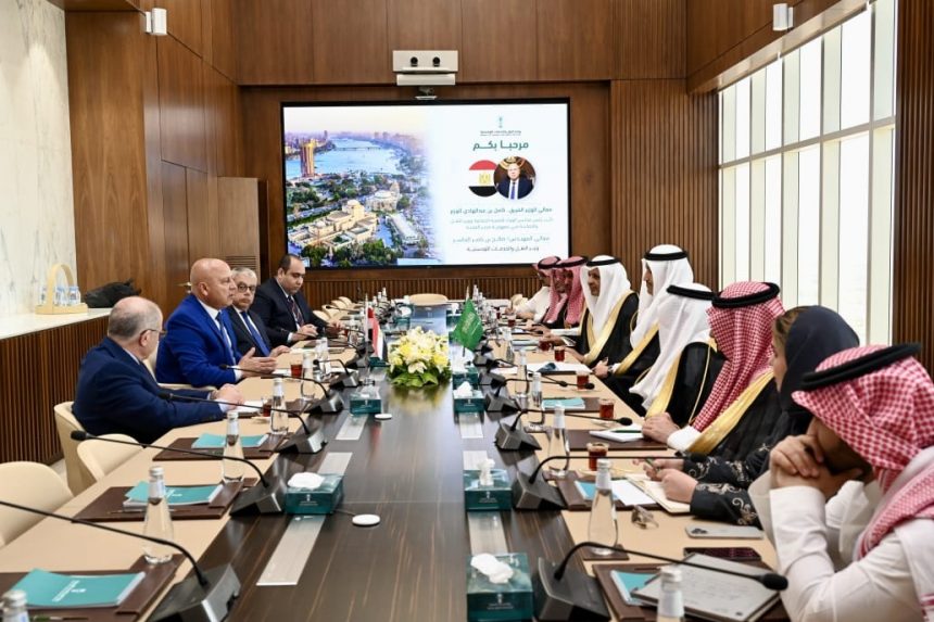وزير النقل خلال لقائه نظيره السعودي