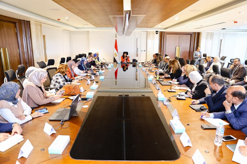 وزيرة التخطيط والتنمية الاقتصادية والتعاون الدولي تعقد اجتماعًا موسعًا مع قيادات الوزارة