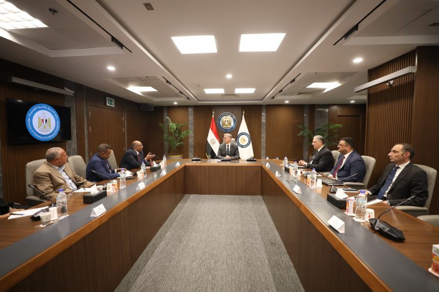 وزير البترول: نسعى لزيادة مساهمة قطاع التعدين في إجمالي الناتج المحلي إلى 6% 1 WhatsApp Image 2025 05 01 at 18.00.24 3d77c58c