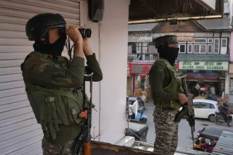 جنود هنود يحرسون سوقًا في سريناغار، كشمير الخاضعة للسيطرة الهندية