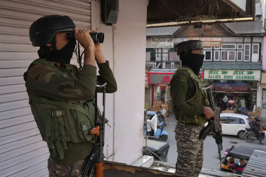 جنود هنود يحرسون سوقًا في سريناغار، كشمير الخاضعة للسيطرة الهندية