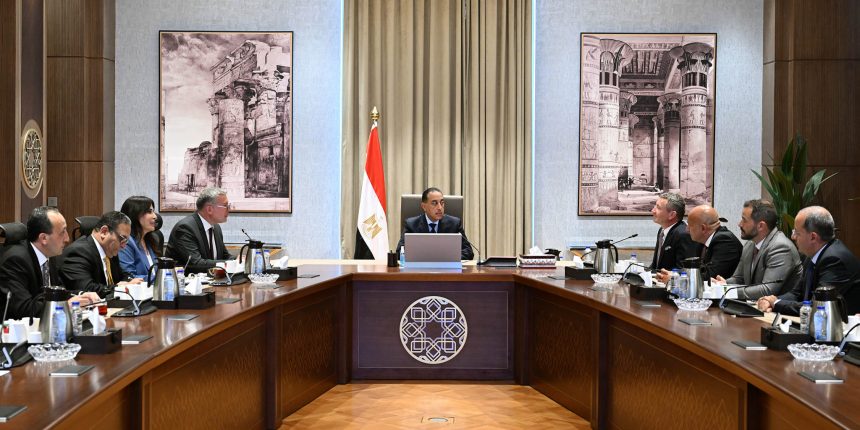 رئيس الوزراء يستقبل نائب رئيس شركة إكسون موبيل العالمية لشئون الاستكشاف