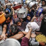 سطينيون، معظمهم أطفال، ينتظرون في طوابير طويلة للحصول على مساعدات غذائية