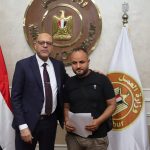 وزير العمل يُسلم عقود عمل للمتقدمين على فرص عمل بالإمارات