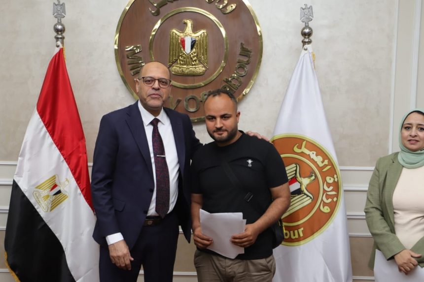 وزير العمل يُسلم عقود عمل للمتقدمين على فرص عمل بالإمارات