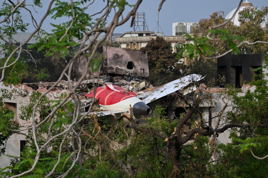 ارتفاع حصيلة تحطم الطائرة في الهند إلى 279 قتيلا