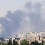 تصاعد الأدخنة جراء الهجمات الإسرائيلية على إيران