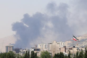 تصاعد الأدخنة جراء الهجمات الإسرائيلية على إيران