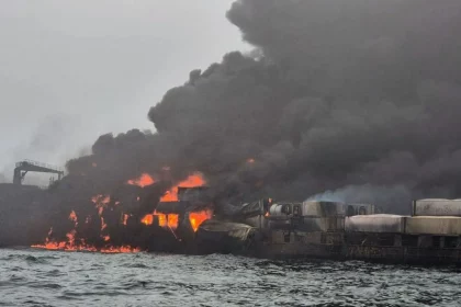 اشتعال النيران في ناقلتي نفط بعد اصطدامهما قرب مضيق هرمز
