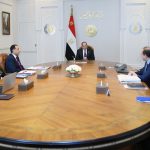 السيسي خلال اجتماعه مع مسؤولين بالحكومة