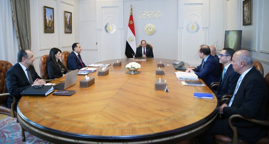 السيسي خلال اجتماعه مع مسؤولين بالحكومة