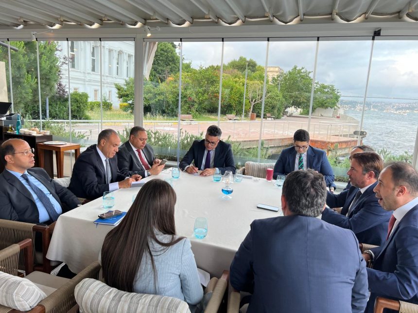 وزير الخارجية خلال لقائه رجال أعمال أتراك