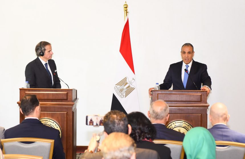 وزير الخارجية ومدير الطاقة الذرية