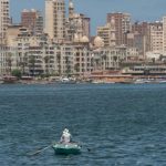 ارتفاع منسوب البحر وتآكل الشواطئ يضربان أساسات مباني الإسكندرية