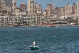 ارتفاع منسوب البحر وتآكل الشواطئ يضربان أساسات مباني الإسكندرية