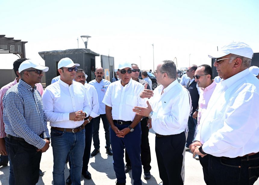 رئيس الوزراء يتفقد محطة التجارب البحثية لتحلية مياه البحر بمدينة العلمين الجديدة