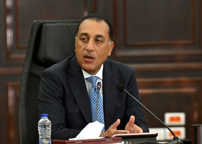 رئيس الوزراء يجيب عن أسئلة صحفية خلال المؤتمر الصحفي الأسبوعي