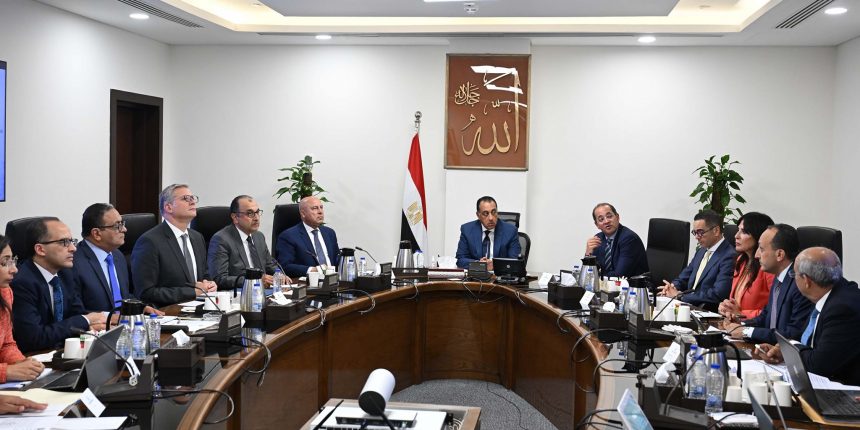 رئيس الوزراء يستعرض الفرص الاستثمارية الجاري التفاوض بشأنها مع دول خليجية