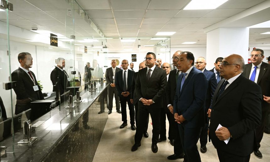 رئيس الوزراء يفتتح مجمع الشهر العقارى والتوثيق 1
