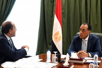 رئيس الوزراء يُتابع مع وزير المالية موقف سداد المستحقات المتأخرة للمصدرين