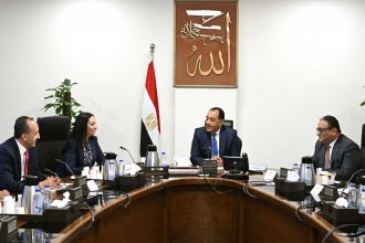 رئيس الوزراء يُتابع مع وزيرة التضامن الاجتماعي ملفات عمل الوزارة